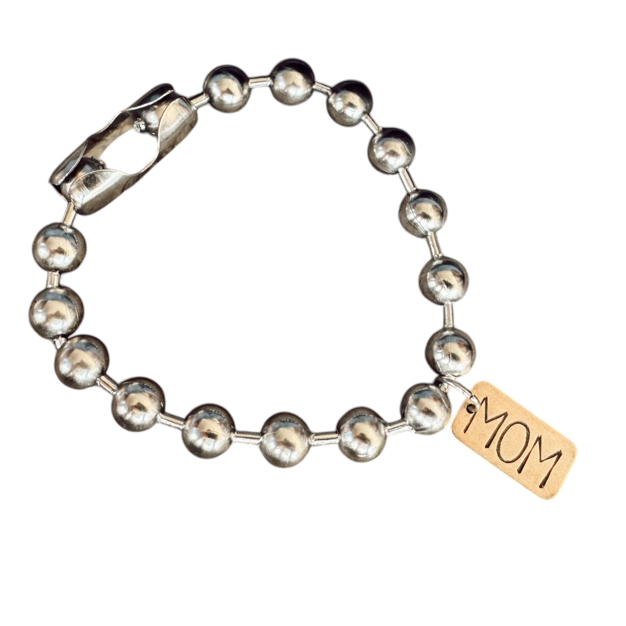 Bracelet with pearl-like beads and a 'MOM' tag on a white background